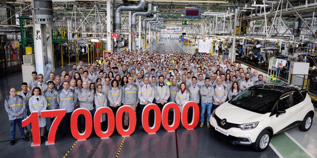 Renault España fabrica el vehículo 17 millones desde que comenzara su producción en nuestro país en 1953. La emblemática unidad ha sido producida en la factoría de Carrocería y Montaje de Valladolid y corresponde a un Renault CAPTUR, color Blanco Marfil y techo Negro con destino a un cliente francés 	 
 