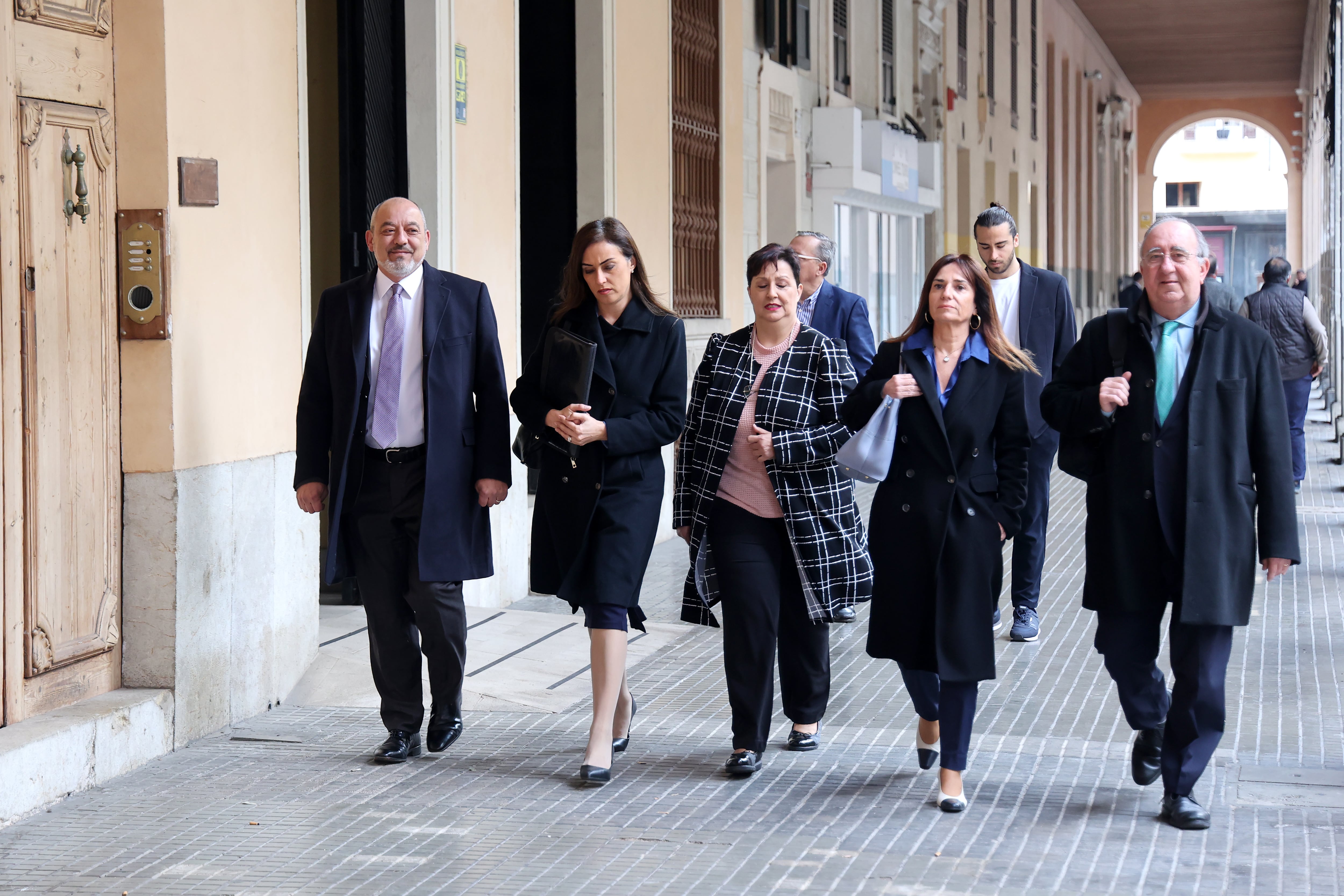 Imagen de los cinco diputados críticos llegando al Parlament