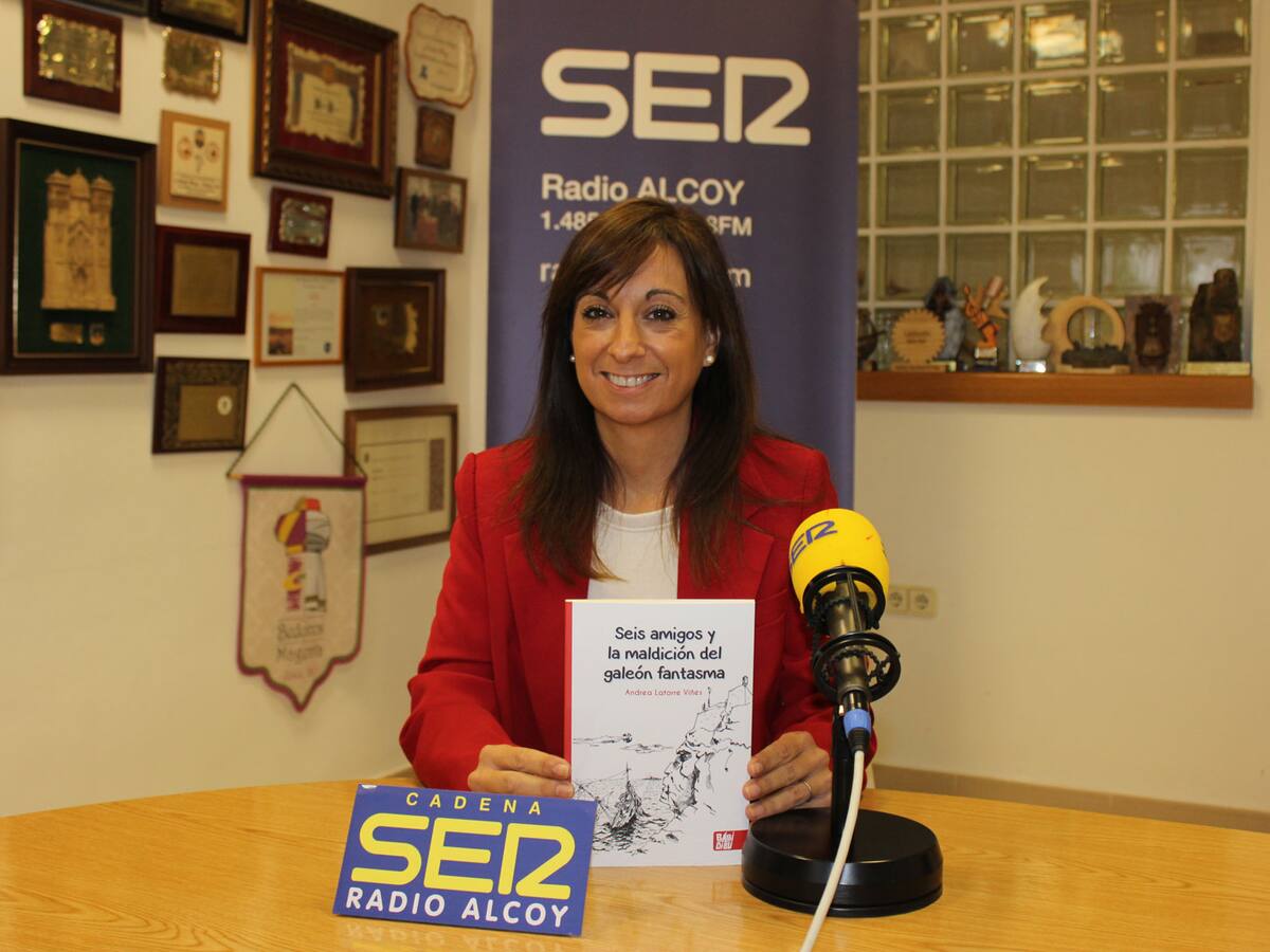 Andrea Latorre sigue recorriendo España con sus libros de los seis amigos y llega hasta su ciudad de origen: Alcoy