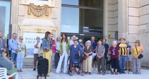 Antes de entregar las firmas, miembros del colectivo REvolucionemNos leyeron un manifiesto que indica las razones para no devolver las pinturas de Sijena