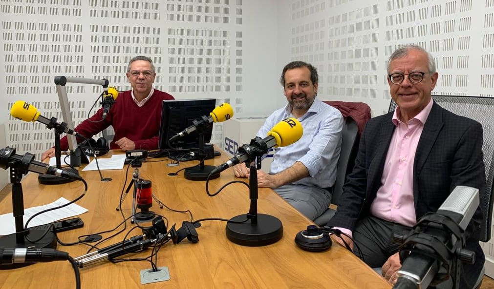 Javier García junto al pregonero de la Semana Santa de Sevilla, Enrique Casella y Salomón Hachuel