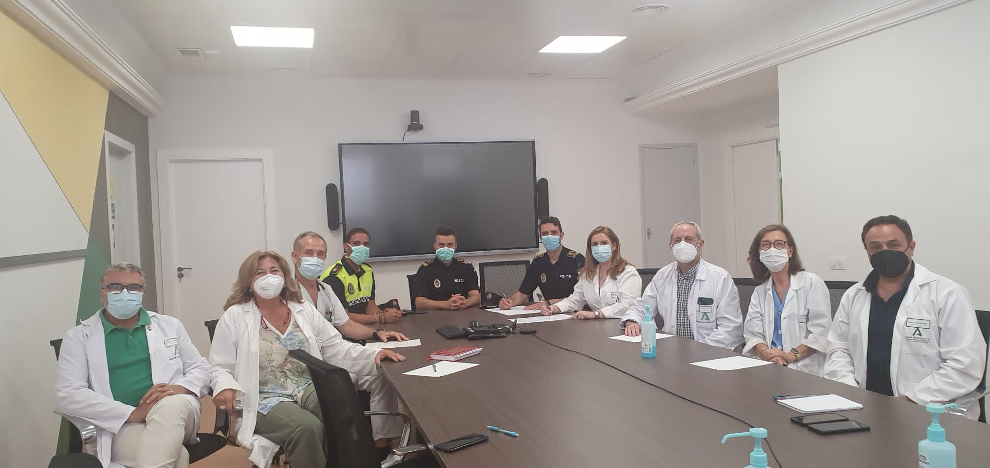 Reunión entre el equipo directivo del Hospital de Linares y agentes de la Policía Local