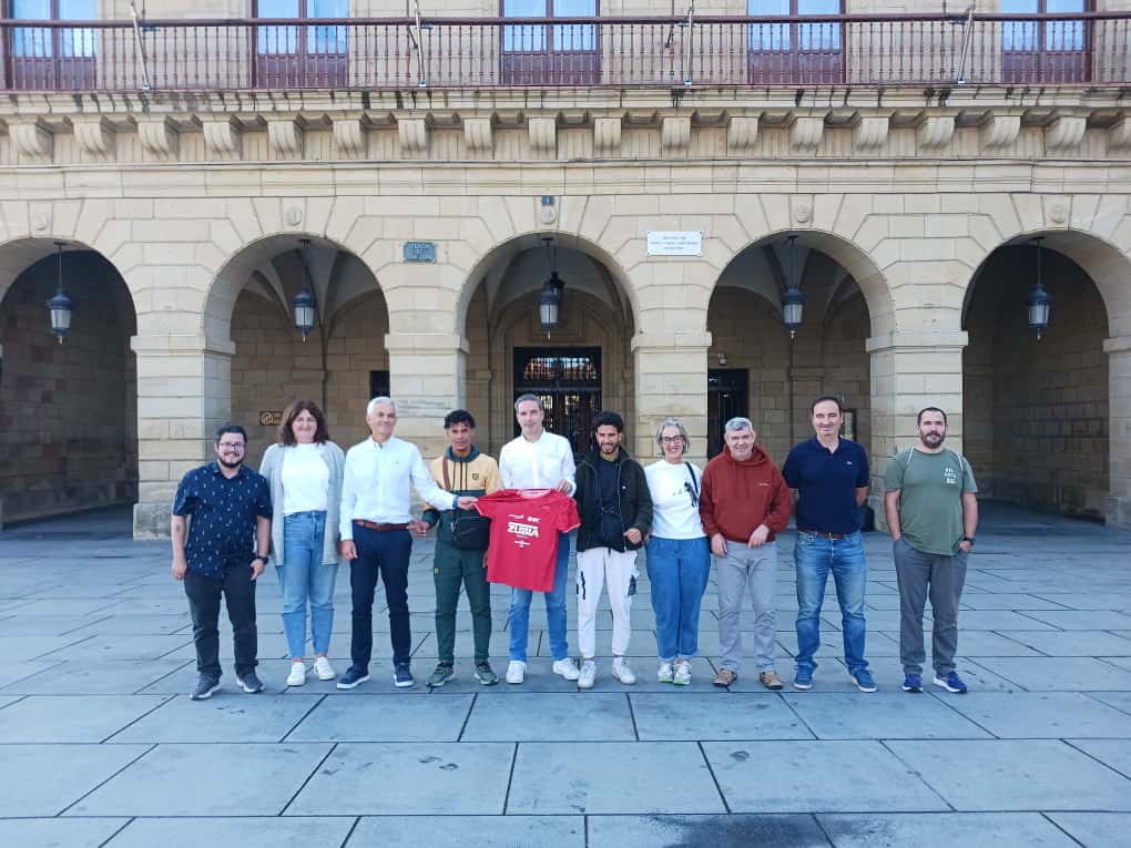 El delegado de Bienestar Social Josu Iguiñiz (centro) junto a los demás organizadores.