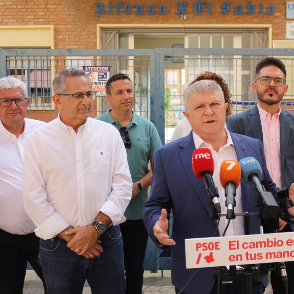 El candidato por el PSOE a la autonómicas, José Vélez, anuncia que aumentará la inversión en educación hasta alcanzar el 5 % del PIB regional