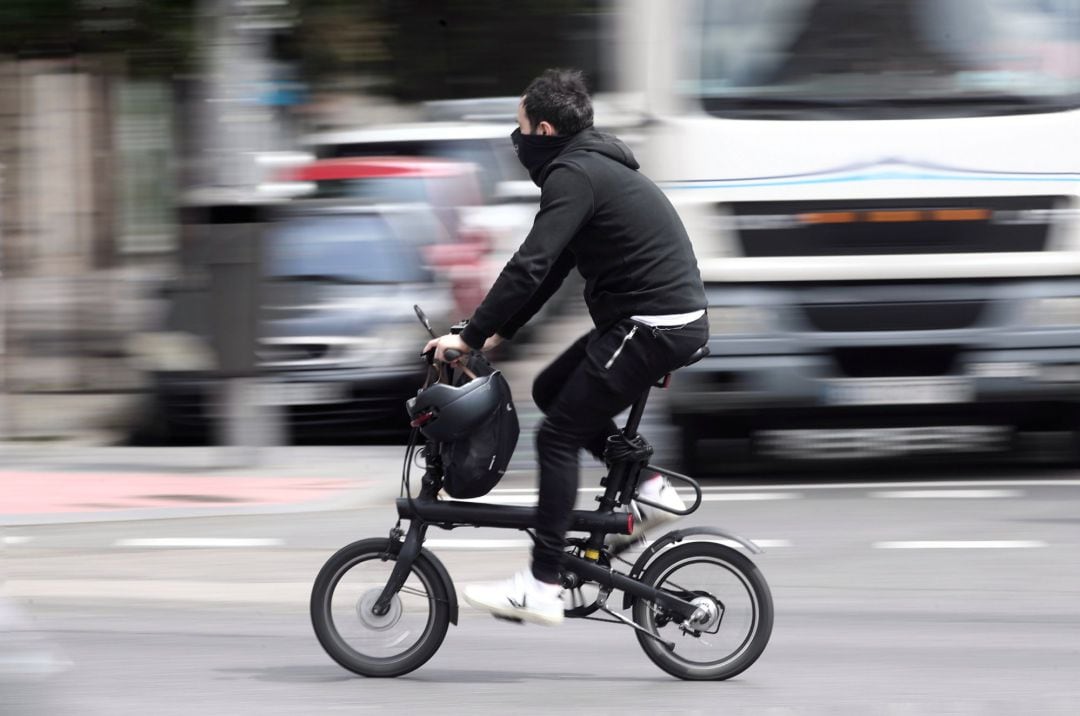 Un hombre se desplaza en bicicleta por el centro de Madrid.