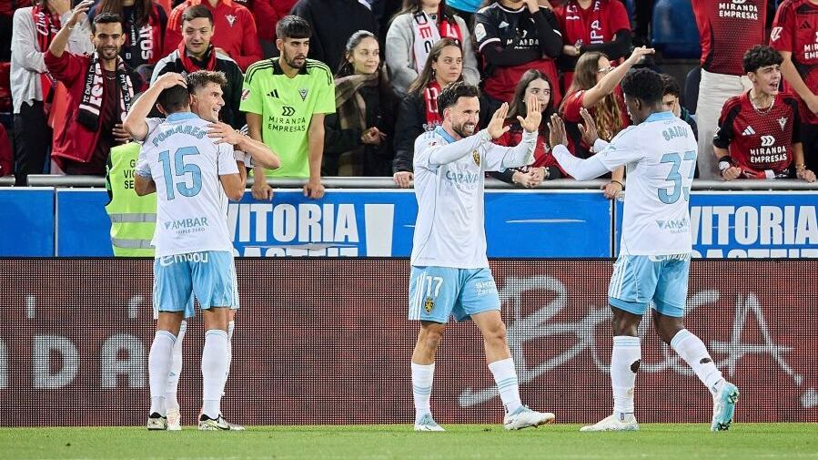 Sebas Moyano celebra su gol con Saidu en Mendizorroza