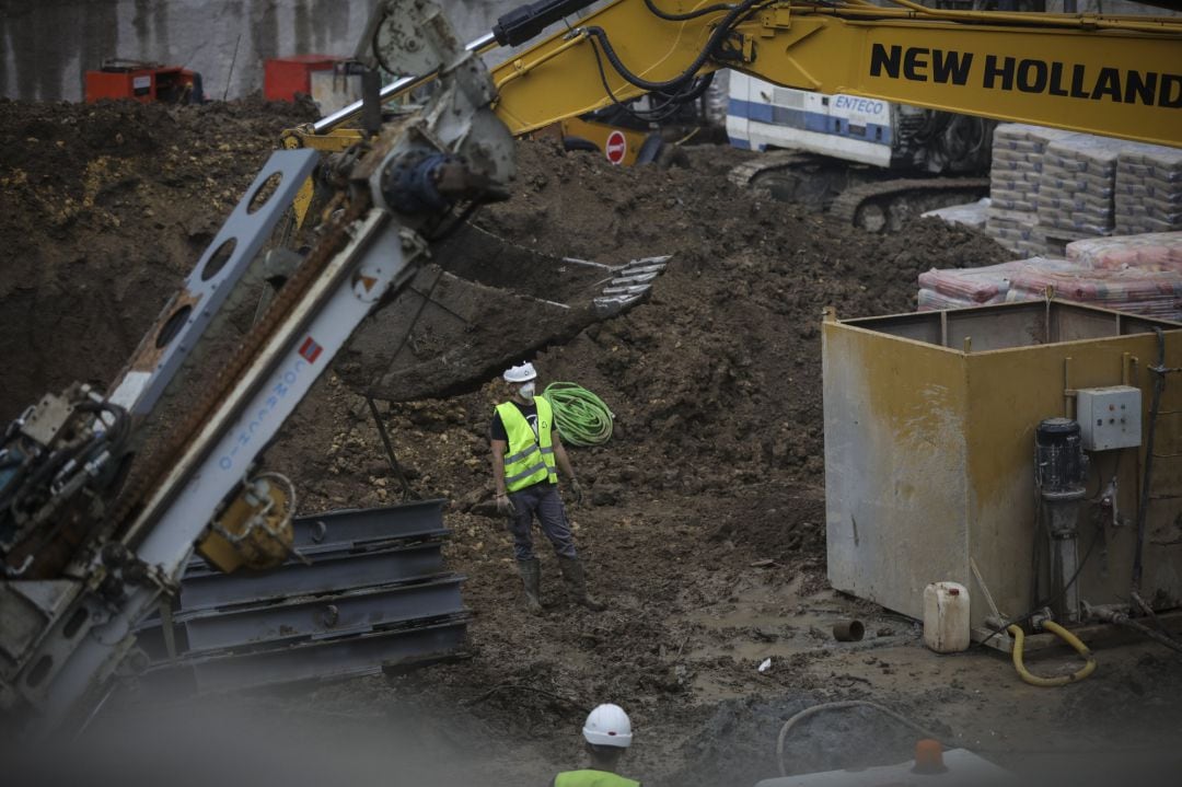 Un trabajador de la construcción protegido con mascarilla en su jornada laboral