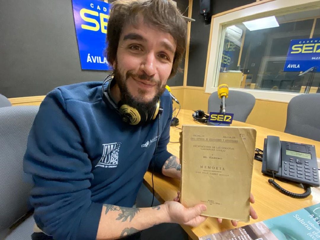 Juan Pablo López con un ejemplar del trabajo realizado por Juan Cabré en el Castro de las Cogotas