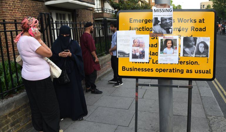 Fotos de personas desaparecidas son expuestas cerca de la Torre Grenfell.