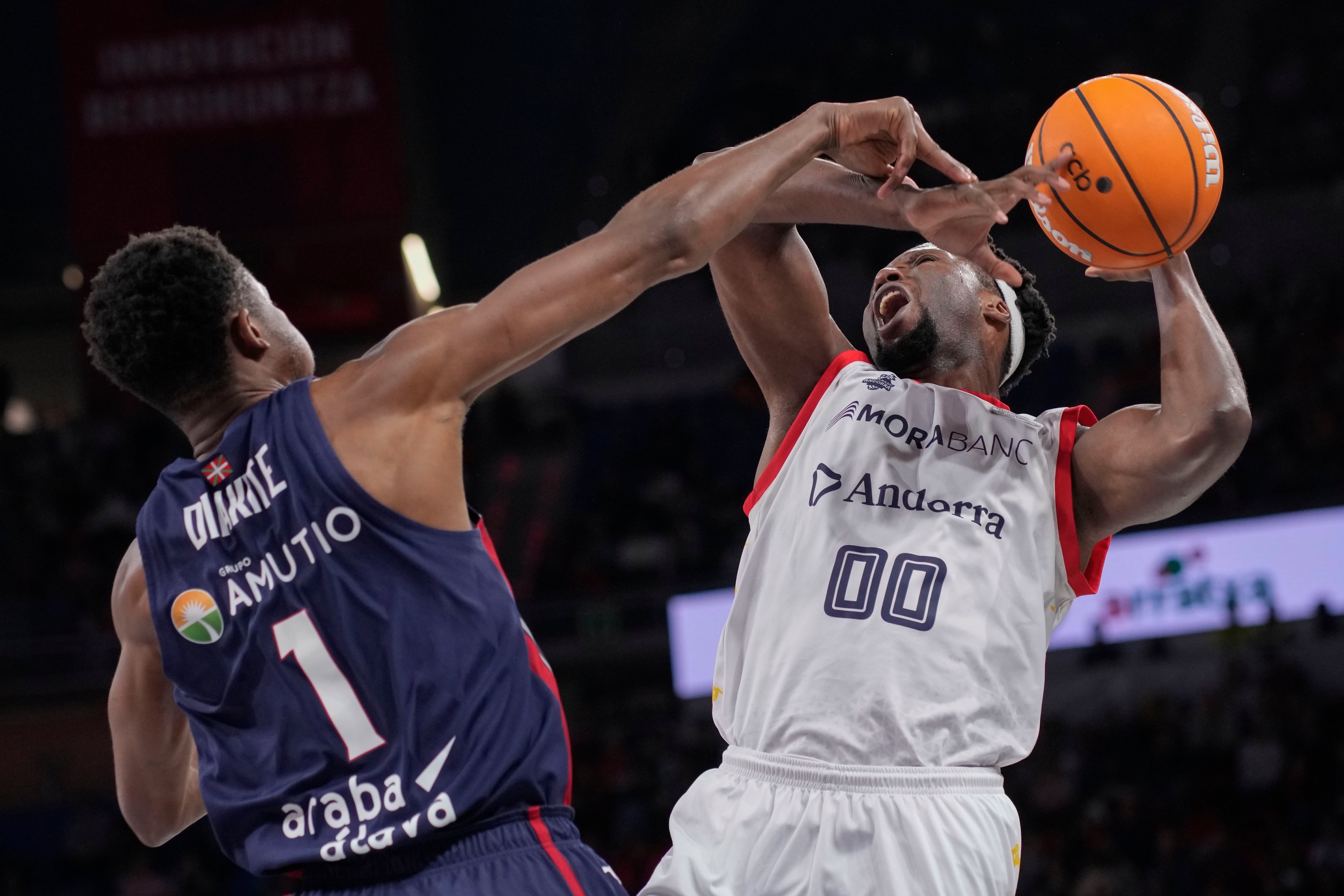 L'ala pivot nord-americà del Morabanc Andorra, Morris Udeze (d), intenta un llançament davant el pivot guineà del Baskonia, Mamadi Diakité, durant el partit de Lliga ACB que van dipustar ahir al Buesa Arena. 