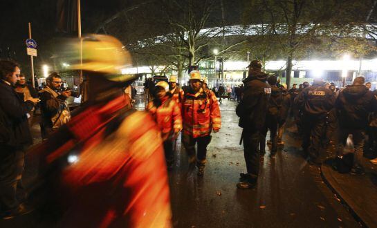 Agentes de policía y bomberos, frente al IDH-Arena de Hannover