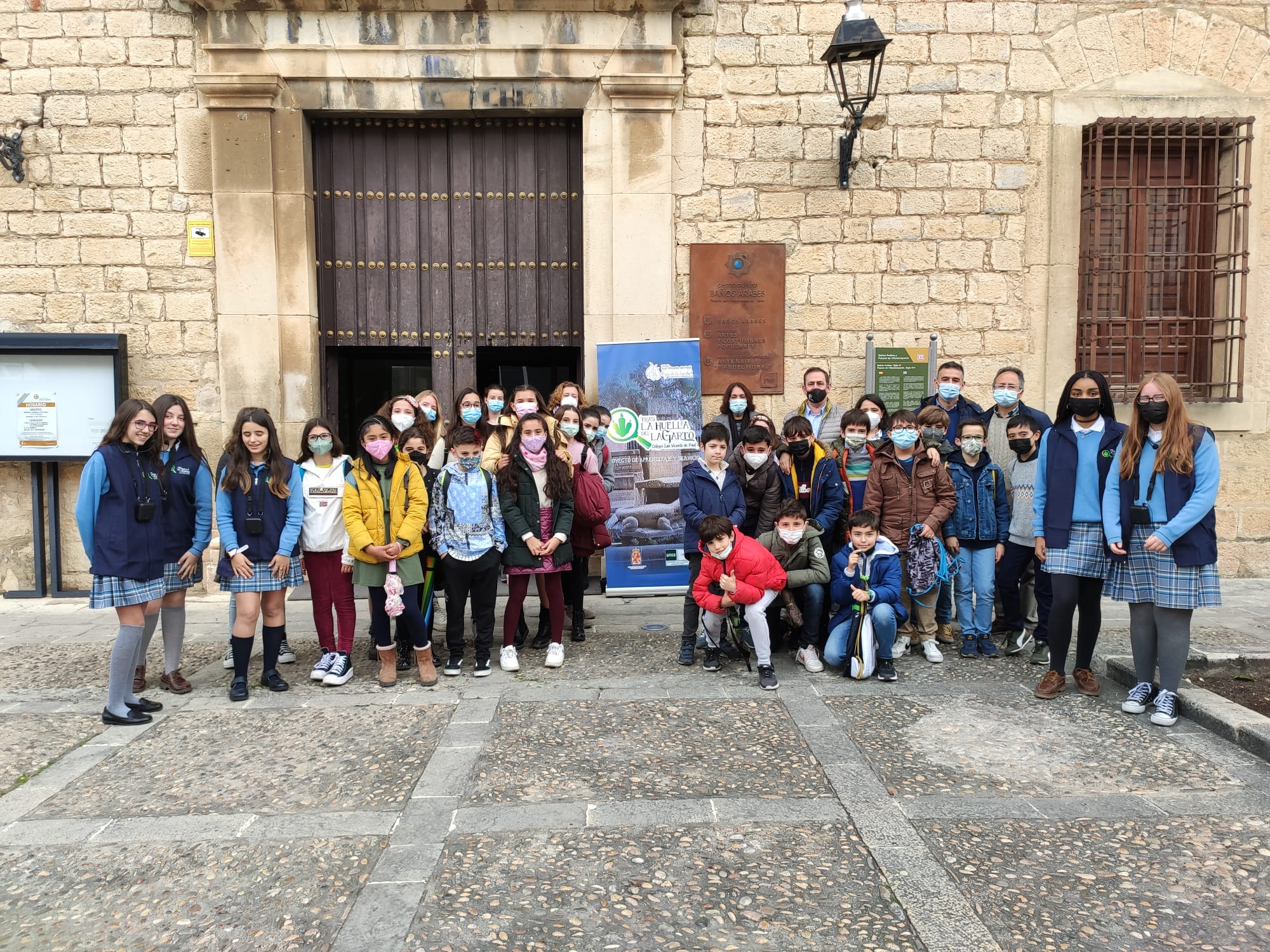 Escolares jiennenses posando ante la cámara ante los Baños Árabes, junto a representantes del Ayuntamiento y UNED