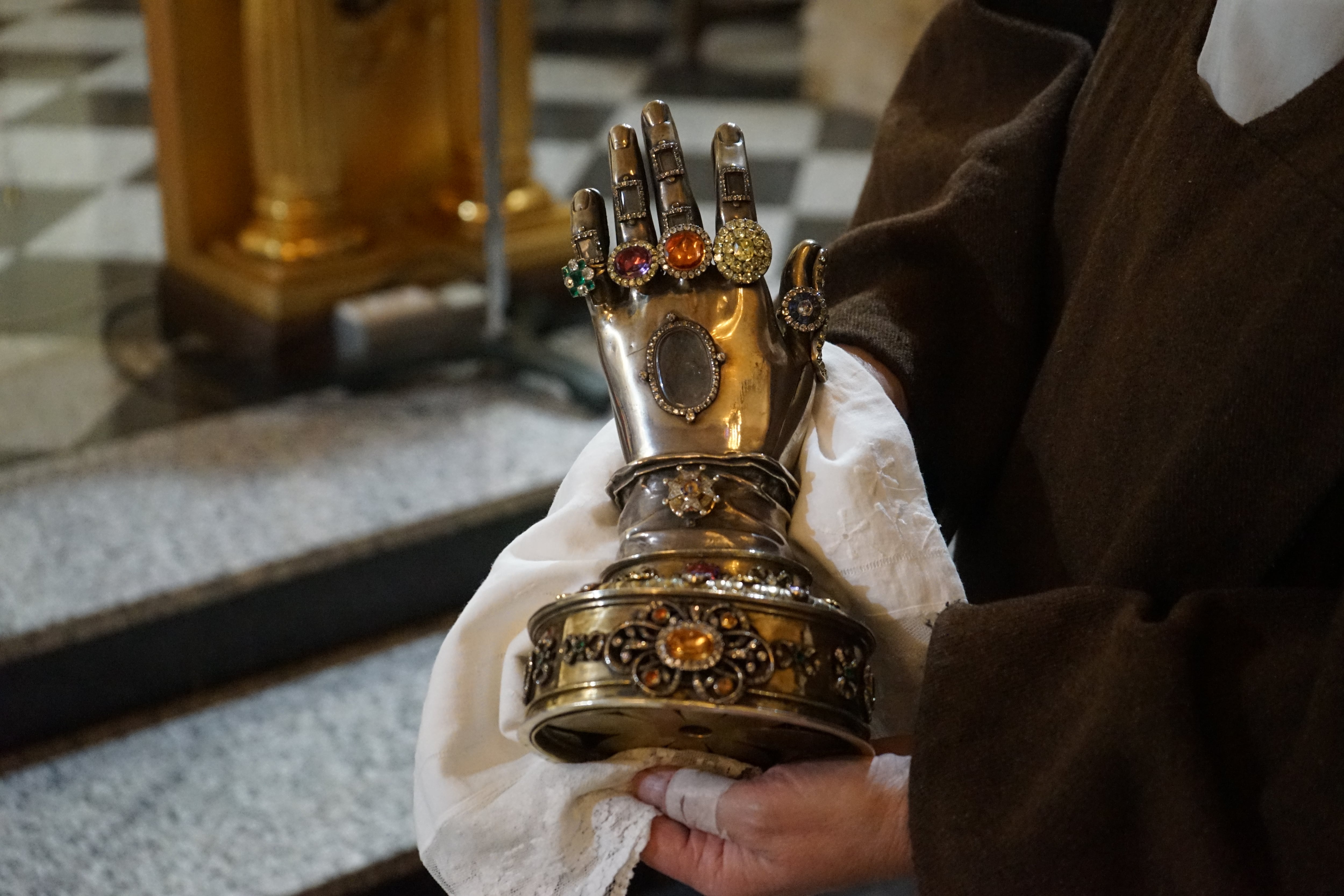 Relicario que guarda en Ronda la mano incorrupta de Santa Teresa