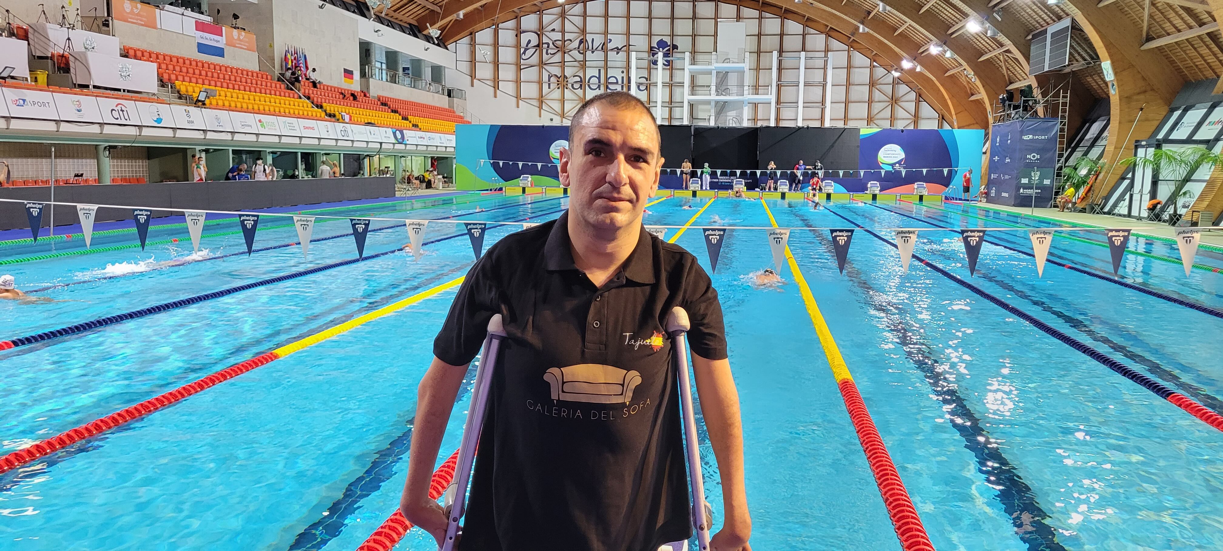 Miguel Ángel Martínez Tajuelo con su nuevo patrocinador &#039;Galería del Sofá&#039; ante las piscinas de Madeira.