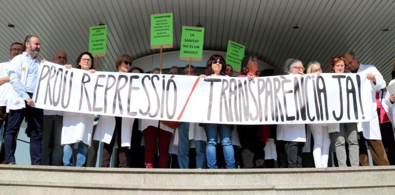 Pla contrapicat de l&#039;entrada de l&#039;Hospital Verge de la Cinta de Tortosa amb representants sindicals protestant per la persecució sindical d&#039;una companya i la mala gestió del personal. Imatge del 19 de febrer de 2018 (horitzontal)