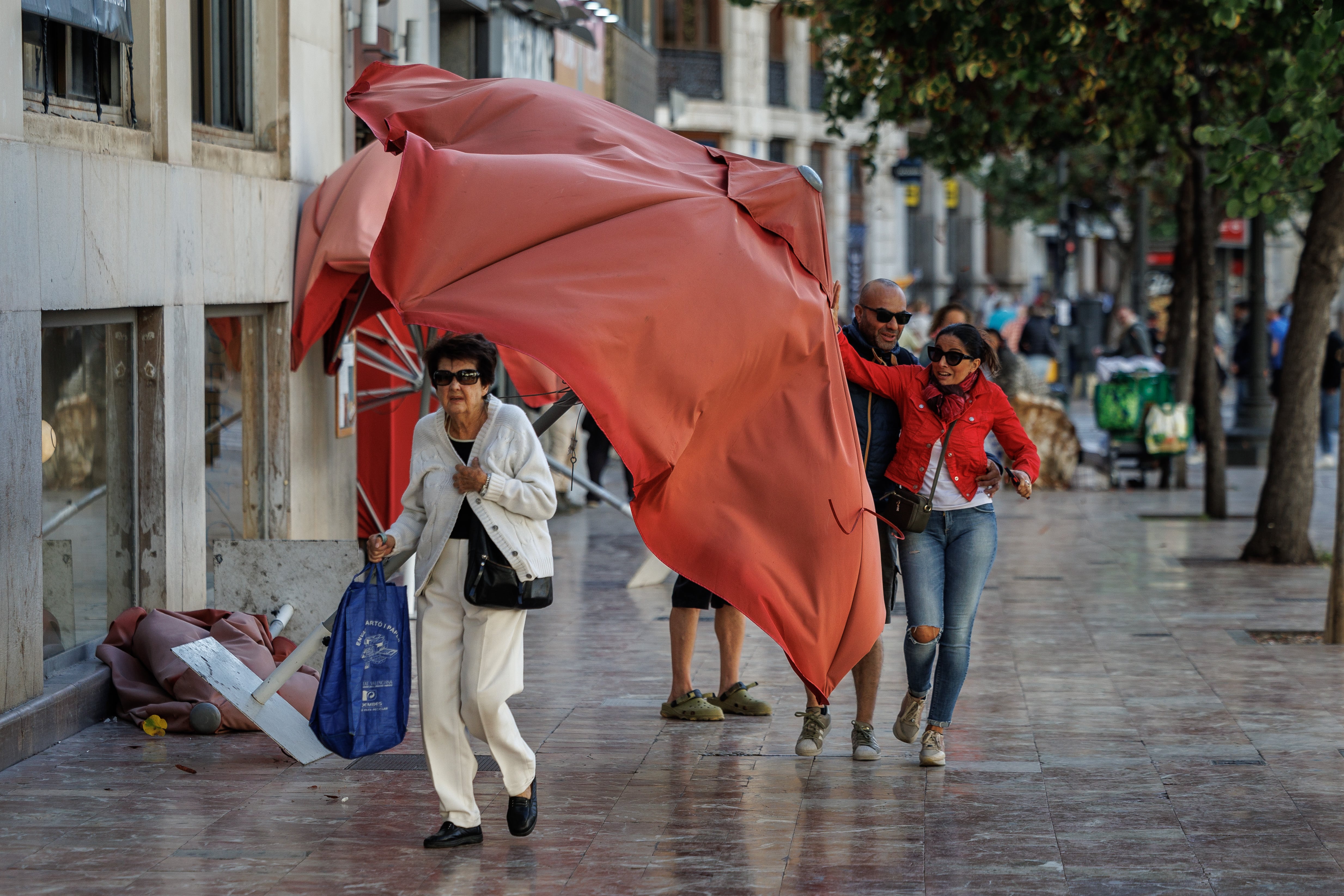 El viento arrastra una sombrilla en la Plaza del Ayuntamiento de València, en una imagen de archivo.