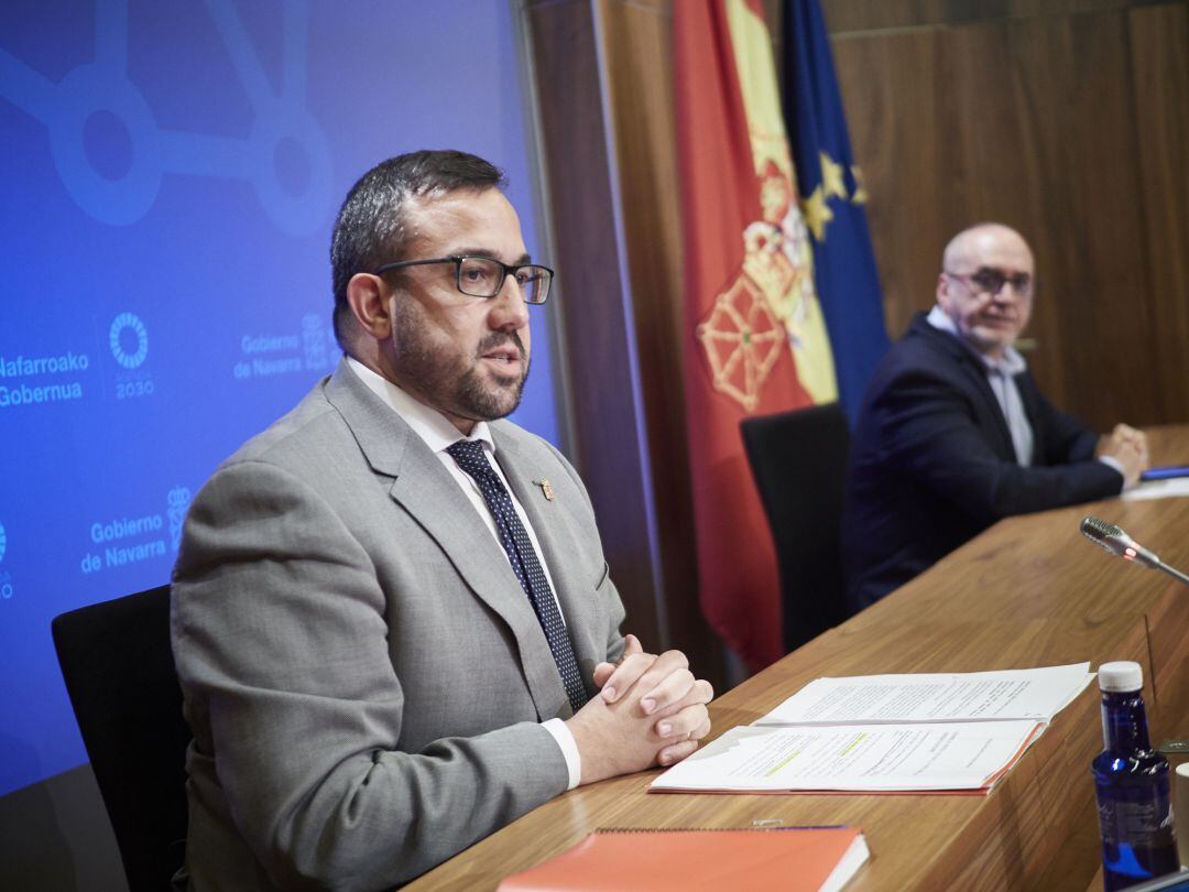 El consejero de Universidad, Innovación y Transformación Digital del Gobierno de Navarra, Juan Cruz Cigudosa (d), durante la rueda de prensa posterior al segundo pleno de control celebrado en el Parlamento de Navarra donde el vicepresidente primero del Gobierno de Navarra, Javier Remírez (i), ha afirmado que los Presupuestos Generales de Navarra para 2020, aprobados a finales de febrero, son &quot;una herramienta adecuada, que tiene un grado de flexibilidad y que va a ser revisada, como no puede ser de otra manera&quot;, ante la caída de ingresos y la derivación de prioridades en la ejecución del gasto como consecuencia de la crisis del coronavirus. En Pamplona, (Navarra), a 13 de mayo de 2020. PAMPLONA COVID 19
 
 