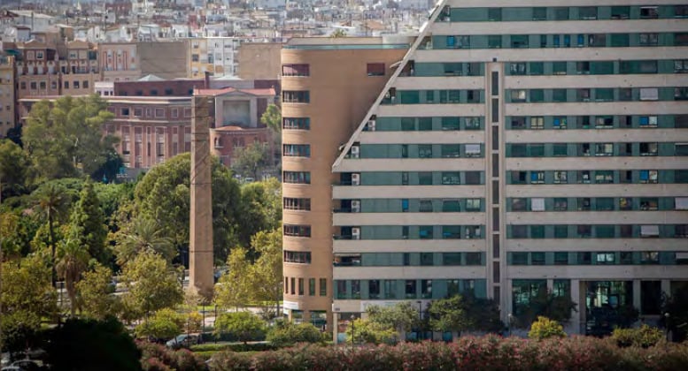 Arranca la rehabilitación de la segunda chimenea de la Alameda de València situada frente al Parque Gulliver