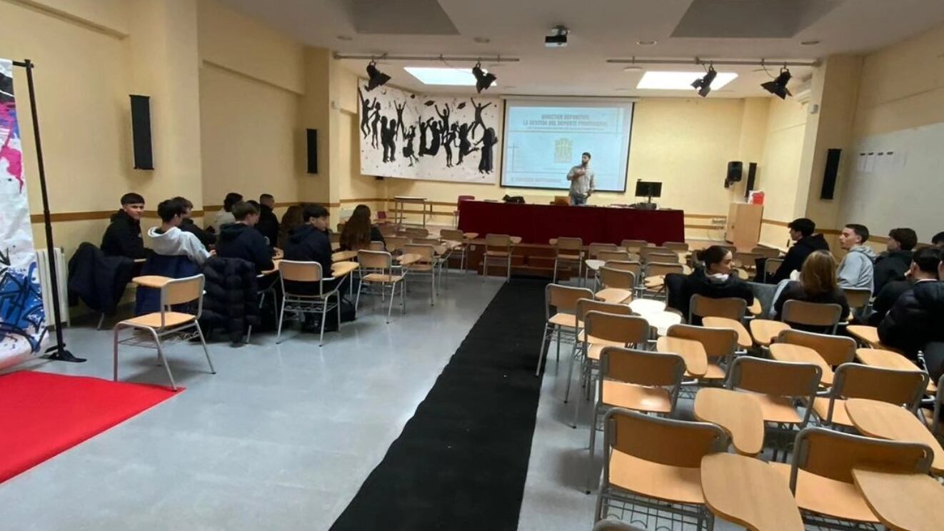 Charla del Dir. Dptvol del C. B. Elda en el IES La Torrera