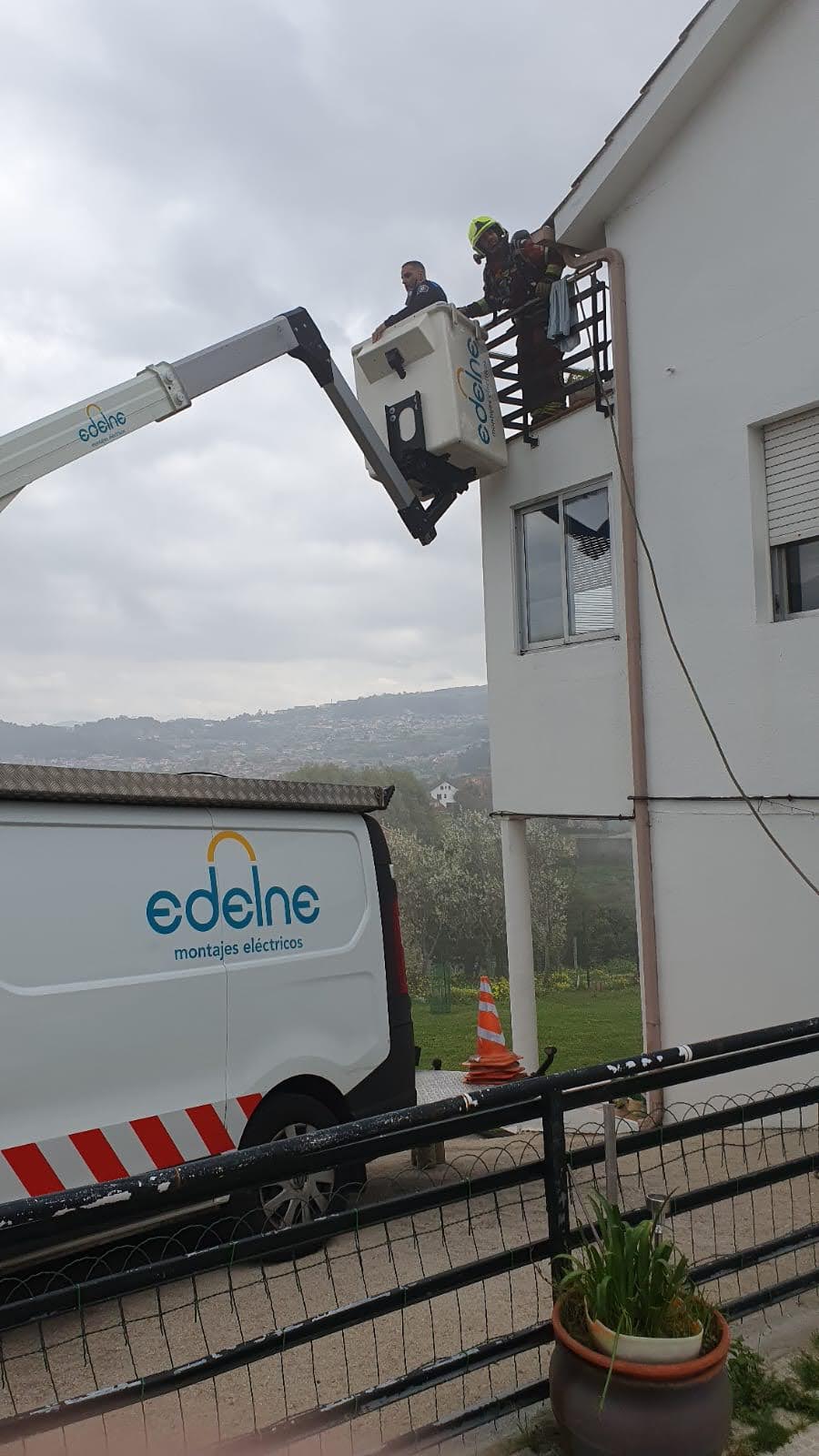 Operario de Edelne ayudando al rescate.