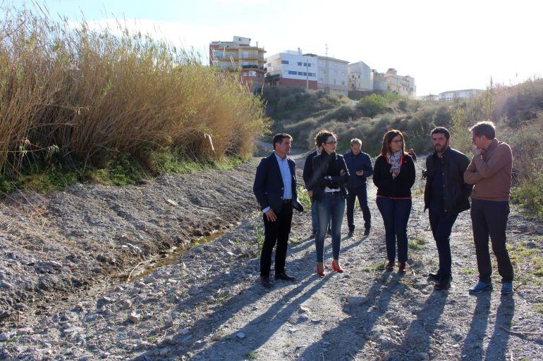 La delegada territorial de la Junta, Inmaculada Oria, junto a Jose María Serrato, Francisco Sánchez Cantalejo y Gloria Chica visitan la Rambla de los Álamos