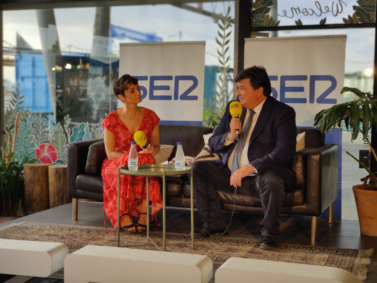 Gabriel Cruz, junto a Lucía Vallellano, en los Encuentros SER de Radio Huelva