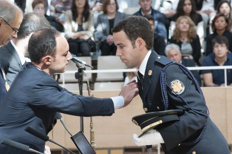 El ministre de l'Interior lliura la insígnia a un nou agent de policia
