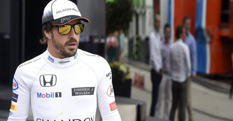 Fernando Alonso pasea por el paddock durante un Gran Premio esta temporada