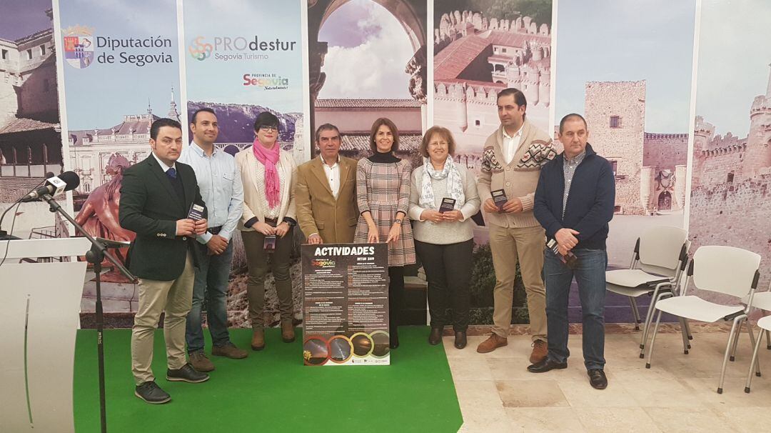 La diputada de Prodestur, Magdalena Rodríguez, junto a representantes de las siete localidades que promocionarán su oferta turística en Intur 