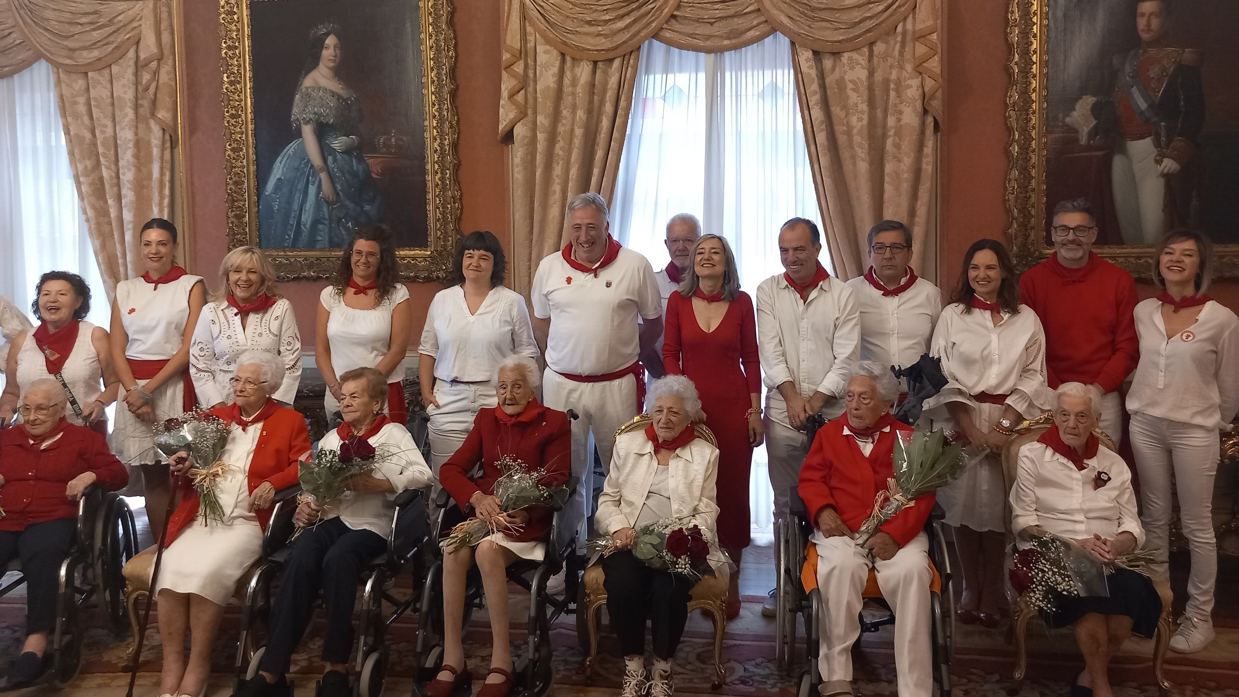 Homenaje a mujeres de entre 99 y 104 años en el Día de las Personas Mayores