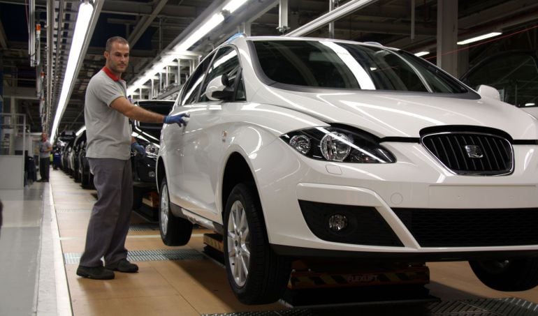 Un coche de Seat en la cadena de producción.