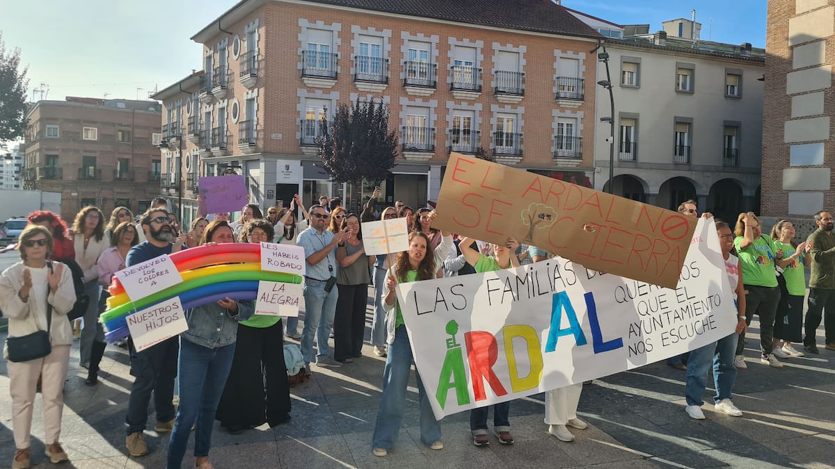 Ángel de la Cruz, padre afectado por el cierre de la Escuela El Ardal