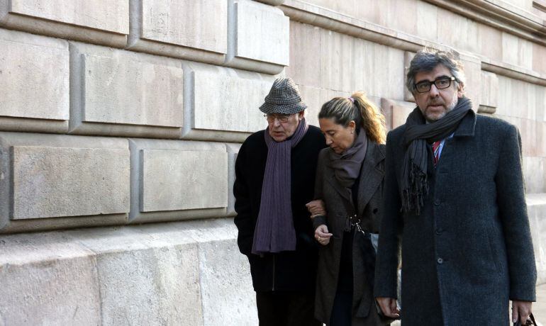 El exdirector administrativo del Palau de la Música Jordi Montull y su hija y ex directora financiera, Gemma Montull, con el abogado Jordi Pina llegan a la Audiencia de Barcelona.