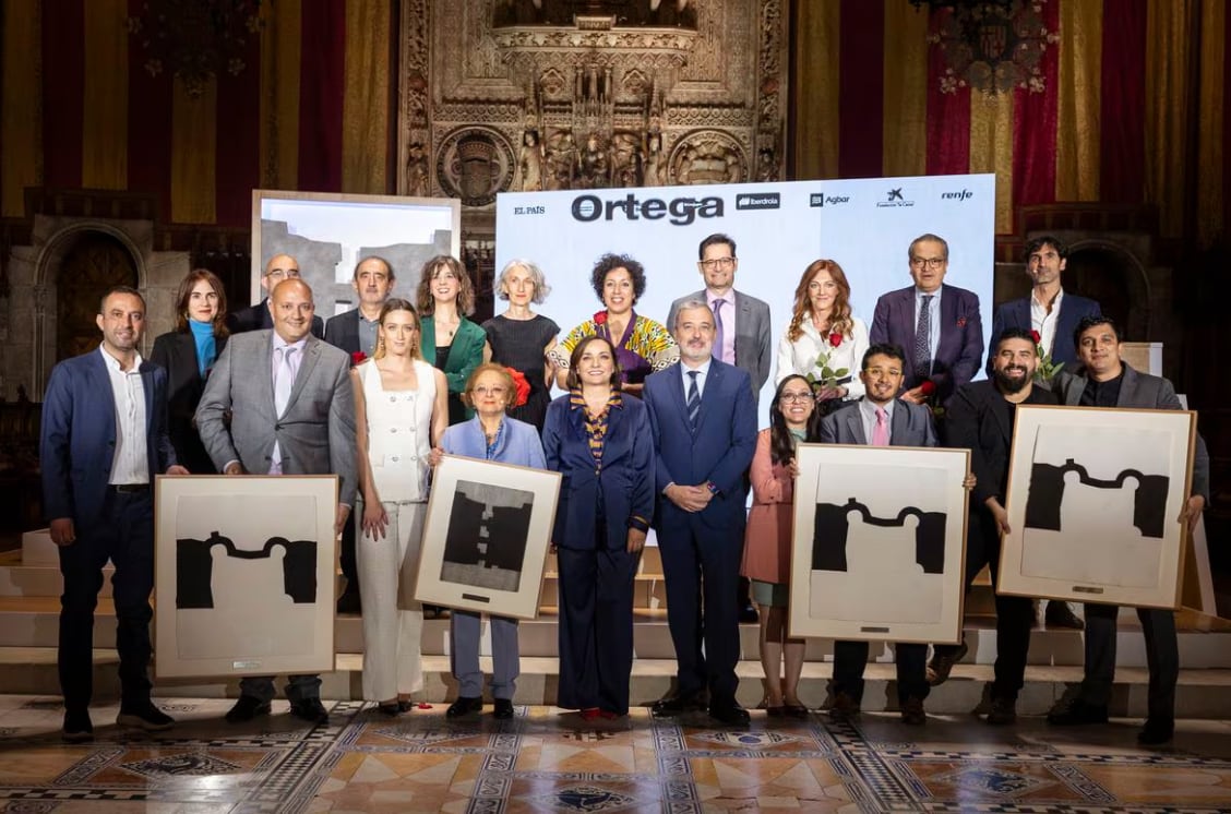 Fotografía de familia con los premiados, este martes en Barcelona / El País