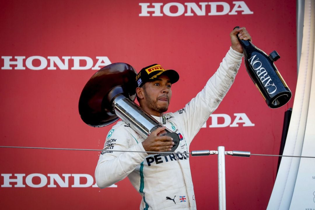 Hamilton celebra su victoria en Japón