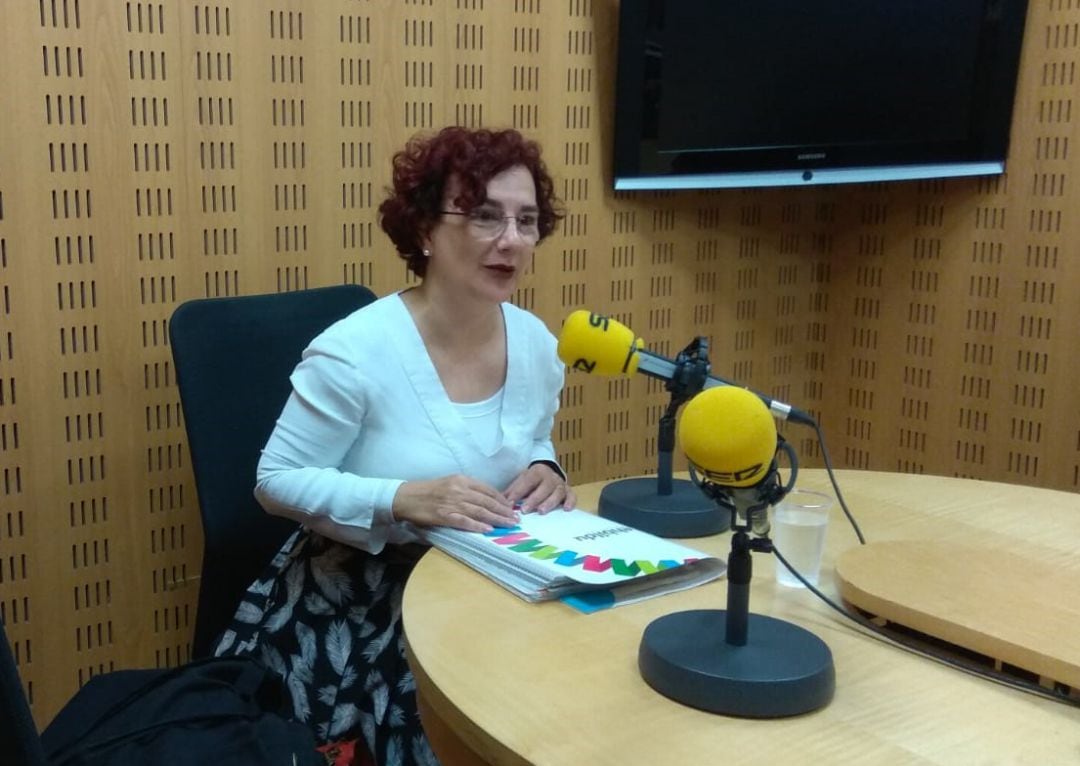 Amaia Almirall, en los estudios de Radio San Sebastián.