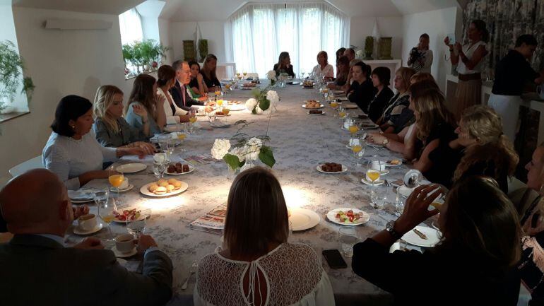 Vidal de la Peña se ha reunido con la Asociación de Empresarias de Cantabria (AMEC).