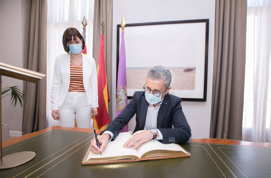 El Conseller de Obras Públicas, Arcadi España, junto a la alcaldesa, Diana Morant