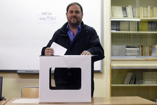 Leader of the Esquerra Republicana de Catalunya leftist republican party (ERC) Oriol Junqueras casts his ballot in a polling station in Sant VicenxE7 dels Horts (near Barcelona) on November 9, 2014, during a symbolic vote on independence for Catalonia fro