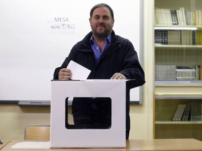 Leader of the Esquerra Republicana de Catalunya leftist republican party (ERC) Oriol Junqueras casts his ballot in a polling station in Sant VicenxE7 dels Horts (near Barcelona) on November 9, 2014, during a symbolic vote on independence for Catalonia fro