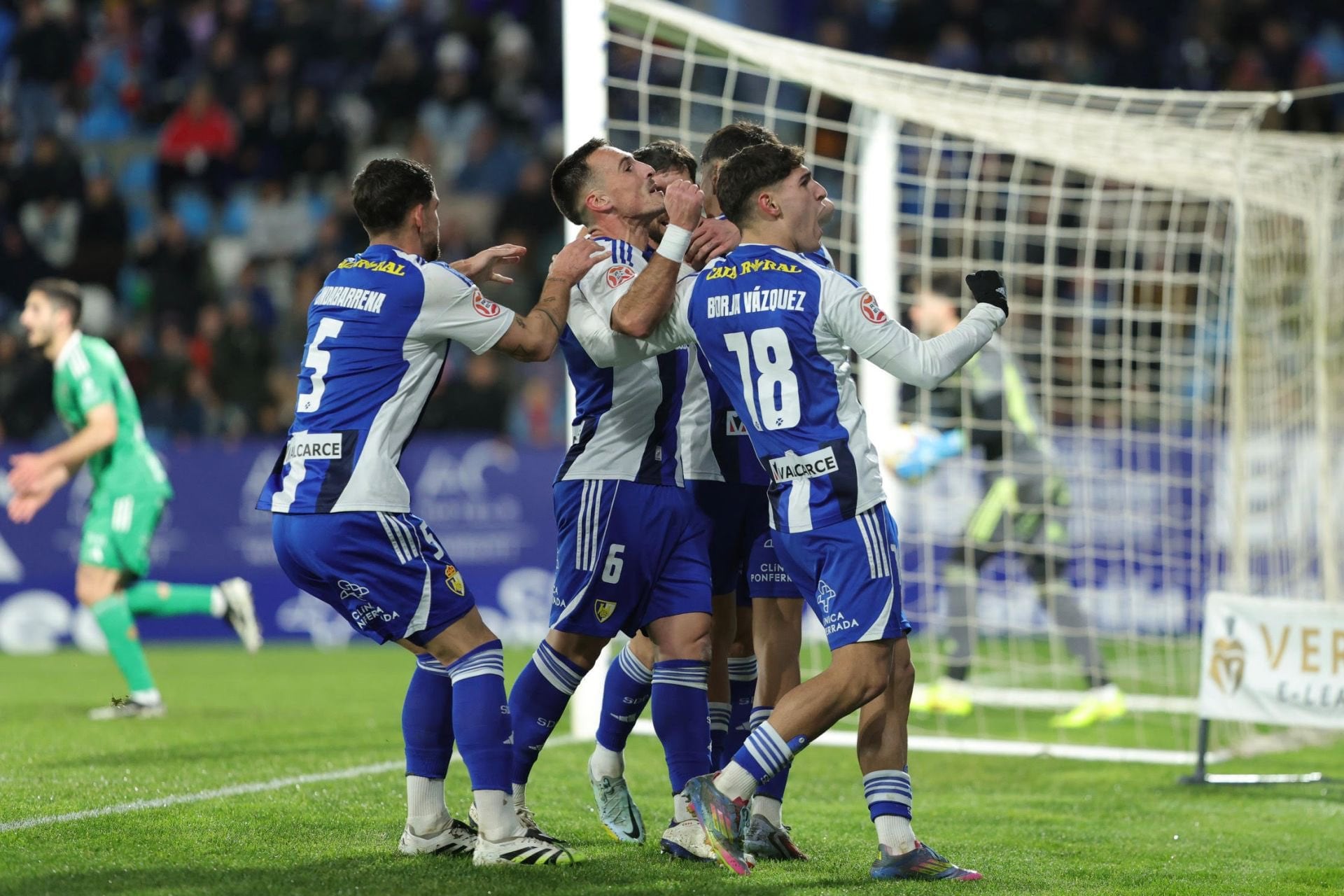 La Deportiva derrotó al Racing de Ferrol (3-0) y abandona los puestos de descenso.