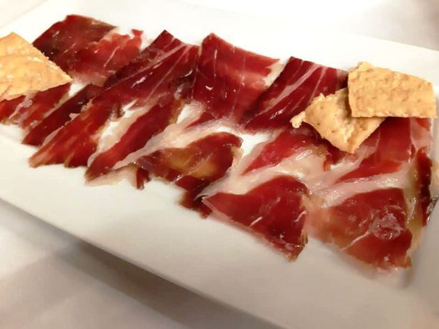 Jamón ibérico de bellota cortado a cuchillo de la gama alta Martín Hierro