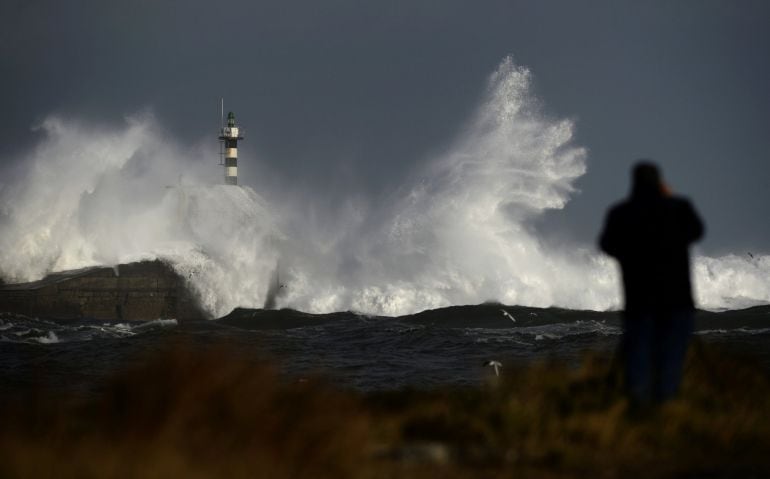 Muere una mujer por un golpe de mar en San Juan de Nieva