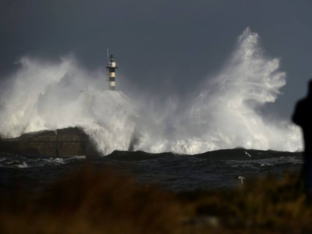 Muere una mujer por un golpe de mar en San Juan de Nieva