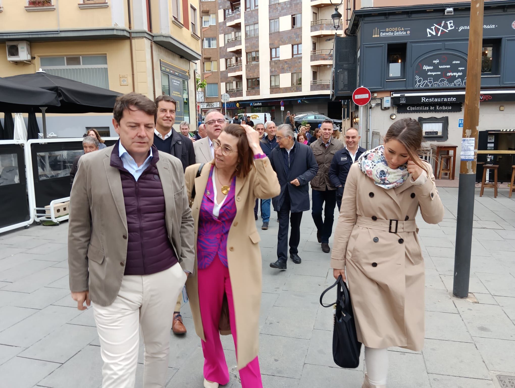 Mañueco y González, con Virginia Martínez, segunda de la candidatura arandina al PP encabezan el 'paseillo' mediático desde los Jardines de Don Diego a la Plaza de la Constitución