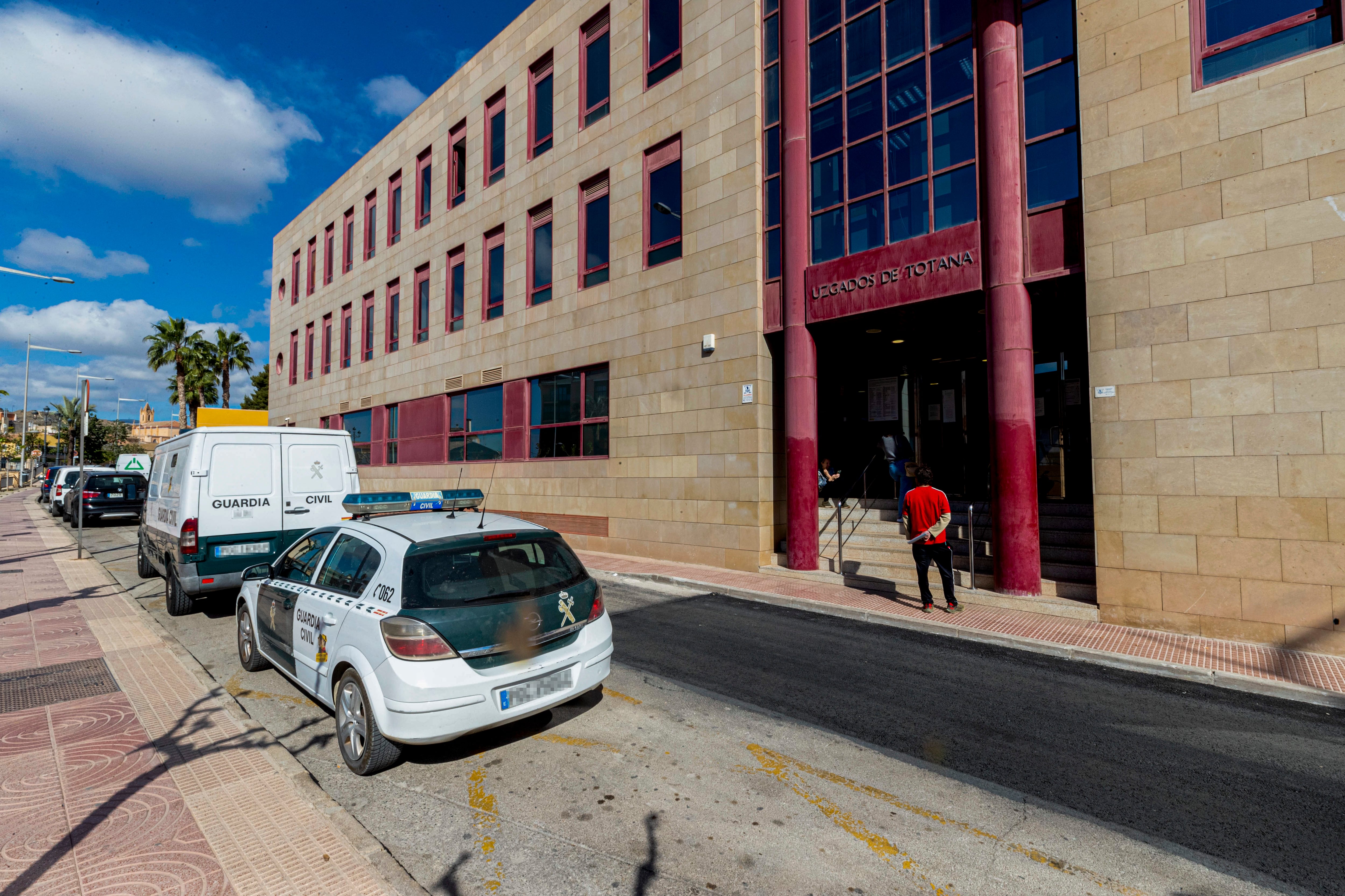 TOTANA (MURCIA), 18/04/2023.- Puerta principal de los juzgados de Totana este martes, donde presta declaración este martes Juan Ignacio B.C, el profesor de Educación Física detenido por agredir sexualmente a varias alumnas en el Instituto de Educación Secundaria Prado Mayor de la localidad murciana de Totana. EFE/Marcial Guillén
