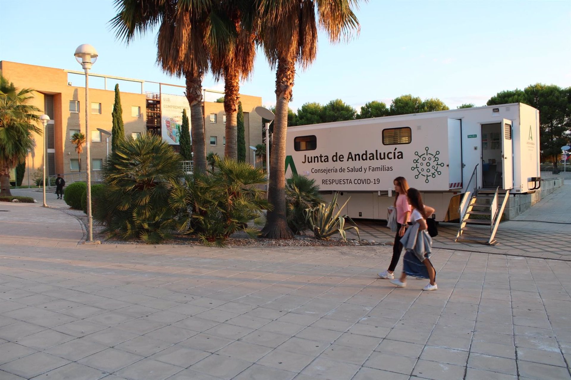 Una de las unidades móviles de vacunación covid en las instalaciones de la Universidad de Jaén