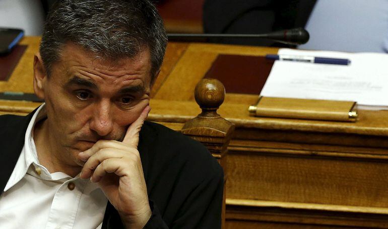 El ministro de Finanzas griego, Euclid Tsakalotos, con semblante serio en el Parlamento