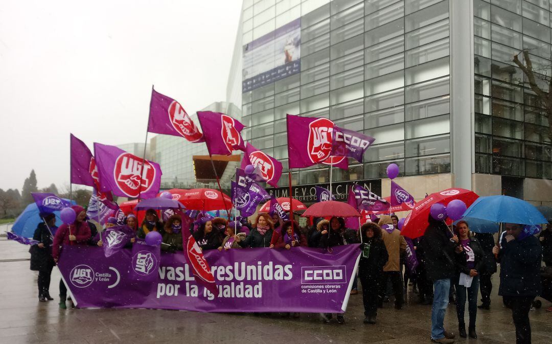 Concentración sindical en el Paseo de Atapuerca con ocasión del Día de la Mujer