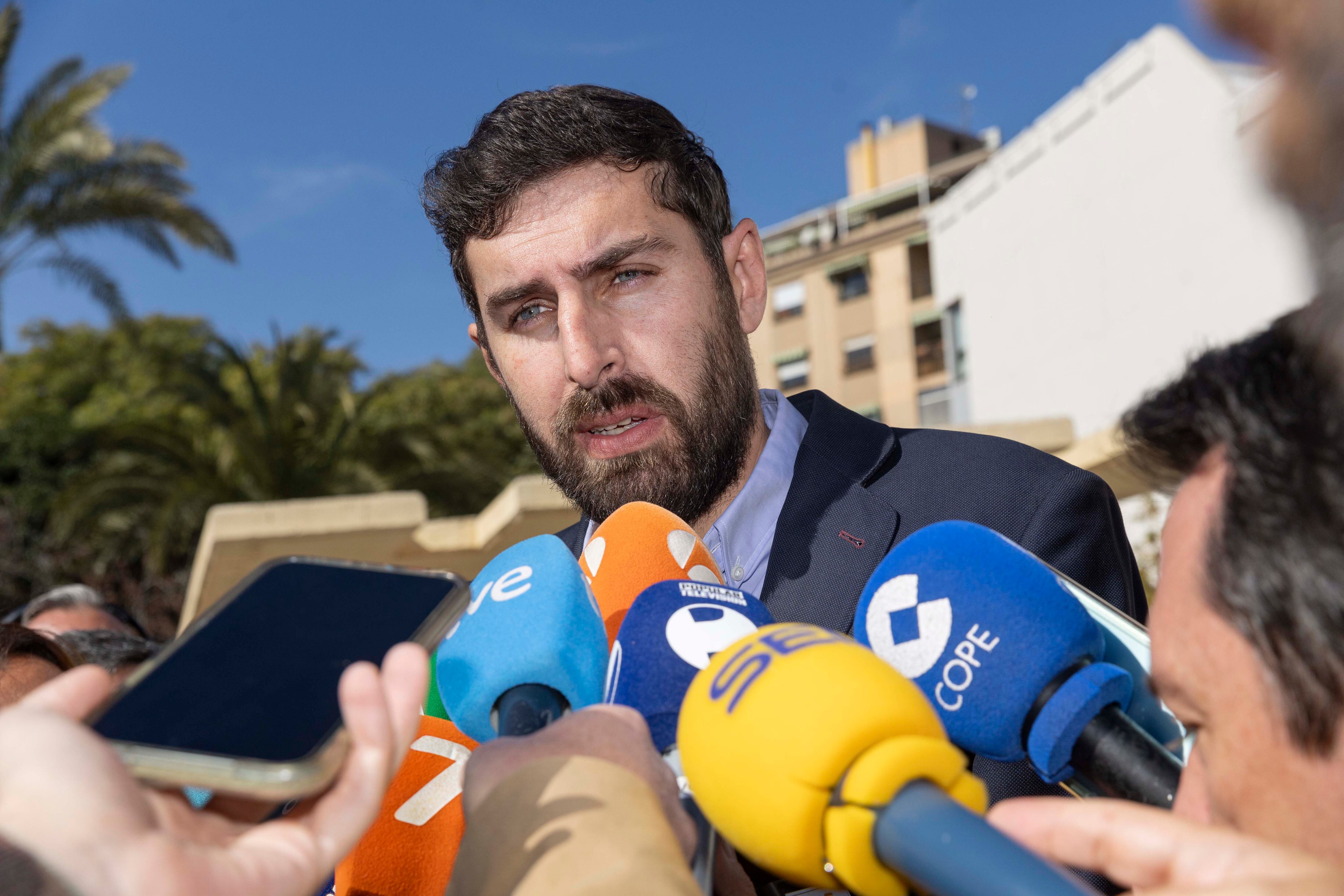 MOLINA DE SEGURA, (MURCIA), 27/02/2026.- El exvicepresidente del Gobierno de Murcia José Ángel Antelo, durante la rueda de prensa que ha ofrecido este viernes en la puerta del Ayuntamiento de Molina de Segura (Murcia). A última hora de ayer el Comité Ejecutivo Provincial (CEP) de Vox en la Región de Murcia dimitió en pleno por un "profundo desacuerdo" con su gestión y "para dejar las riendas del partido en la región en manos de la dirección nacional". EFE/Marcial Guillén